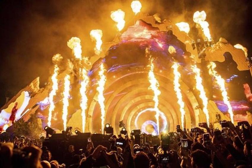 Kylie Jenner ve Kendall Jenner dünyayı şok etti! Travis Scott konserinde cesetlerin arasından maske ve kapüşon takarak...