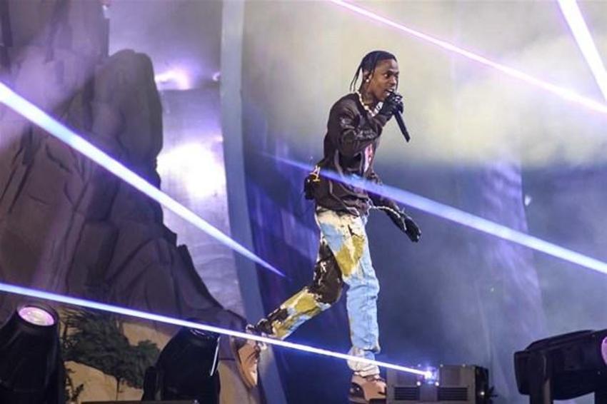 Kylie Jenner ve Kendall Jenner dünyayı şok etti! Travis Scott konserinde cesetlerin arasından maske ve kapüşon takarak...