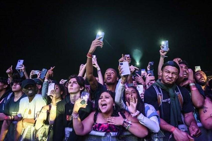 Kylie Jenner ve Kendall Jenner dünyayı şok etti! Travis Scott konserinde cesetlerin arasından maske ve kapüşon takarak...