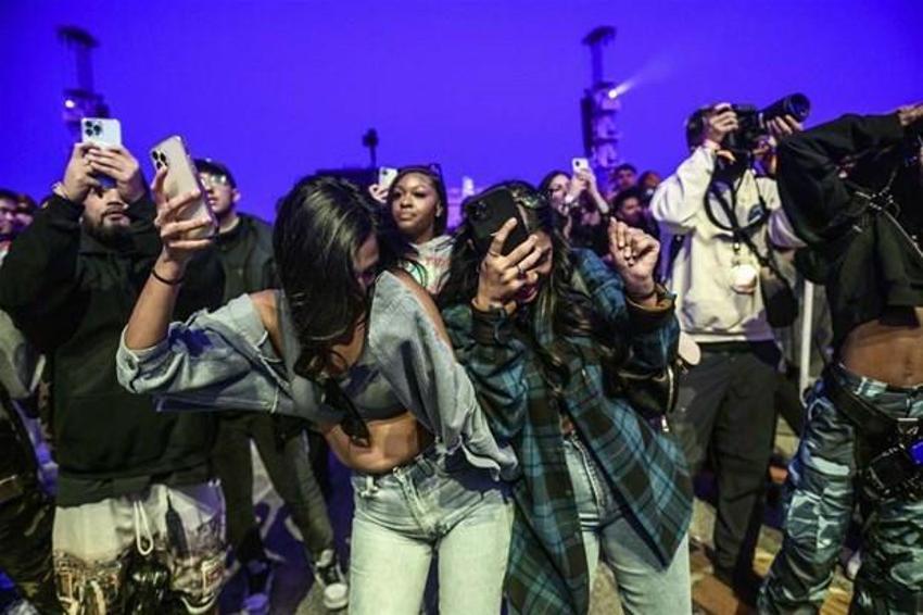Kylie Jenner ve Kendall Jenner dünyayı şok etti! Travis Scott konserinde cesetlerin arasından maske ve kapüşon takarak...