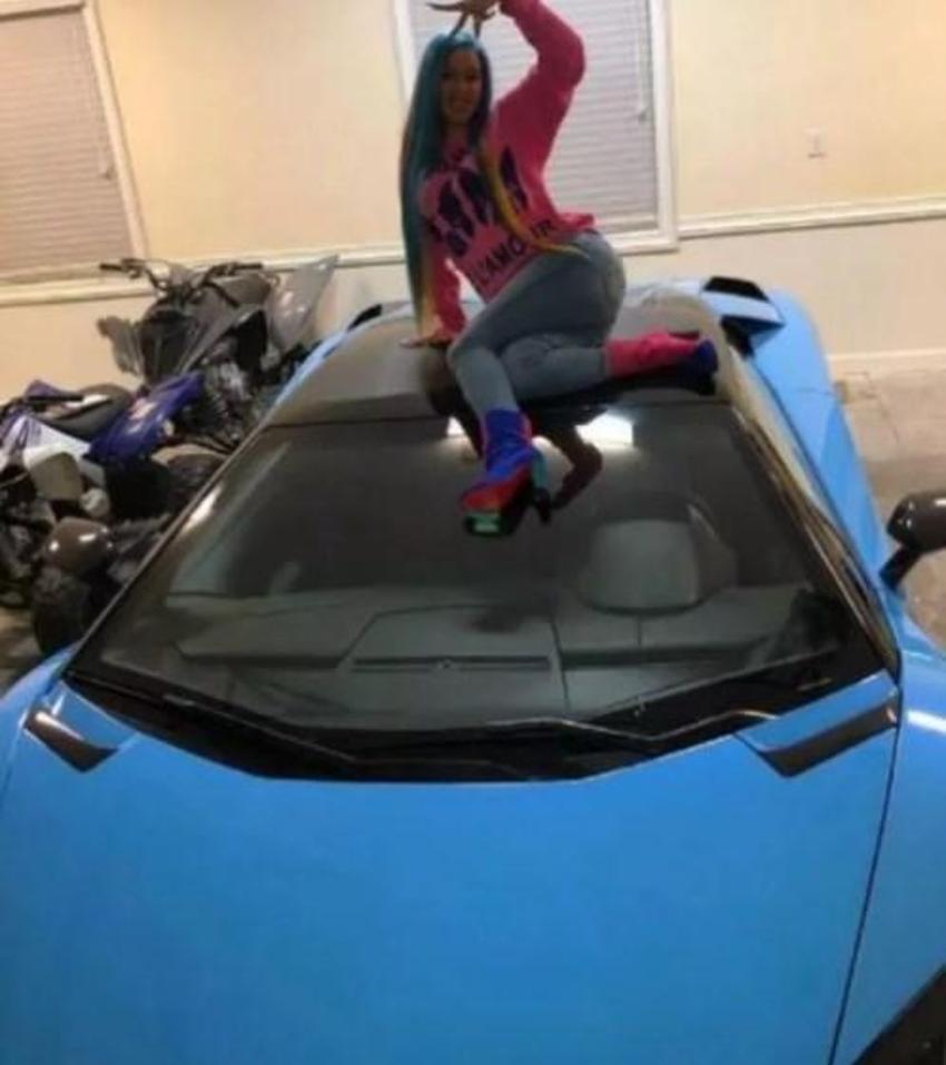 Araba kullanamayan Cardi B'nin lüks otomobil koleksiyonu!