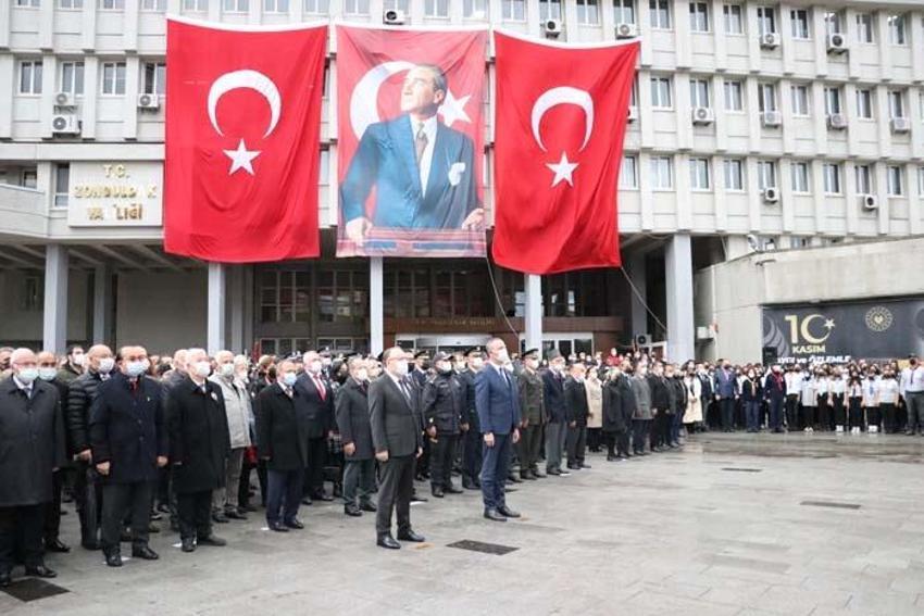 Büyük Önder Atatürk'ü anıyoruz... Saat 9'u 5 geçe hayat durdu!