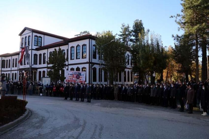 Büyük Önder Atatürk'ü anıyoruz... Saat 9'u 5 geçe hayat durdu!