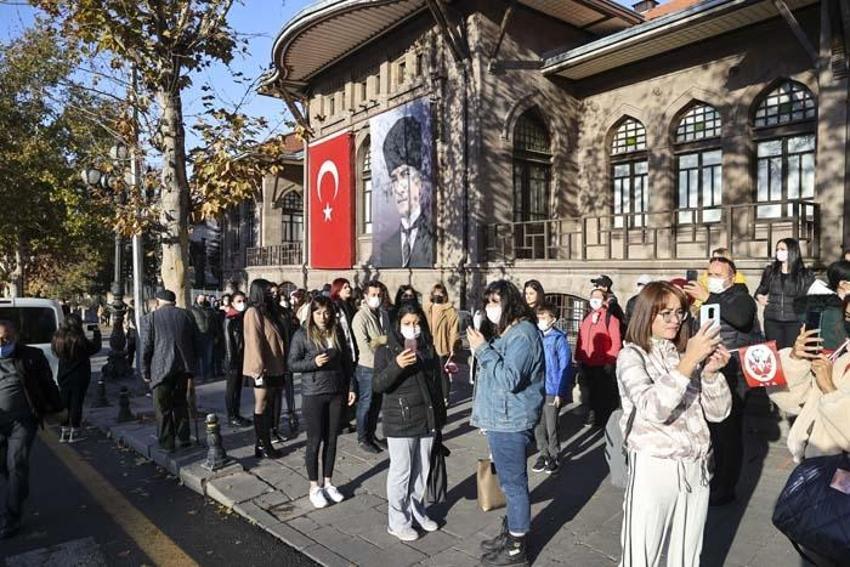 Büyük Önder Atatürk'ü anıyoruz... Saat 9'u 5 geçe hayat durdu!