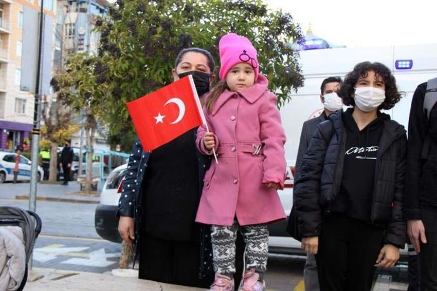 Büyük Önder Atatürk'ü anıyoruz... Saat 9'u 5 geçe hayat durdu!