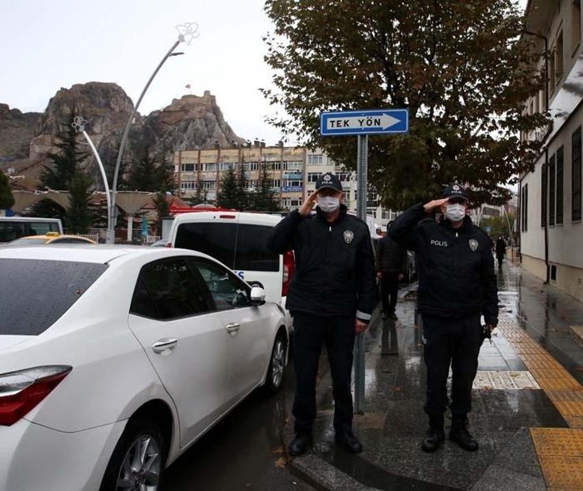 Büyük Önder Atatürk'ü anıyoruz... Saat 9'u 5 geçe hayat durdu!