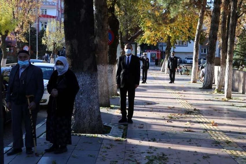 Büyük Önder Atatürk'ü anıyoruz... Saat 9'u 5 geçe hayat durdu!