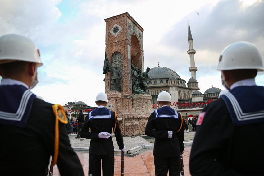 Büyük Önder Atatürk'ü anıyoruz... Saat 9'u 5 geçe hayat durdu!