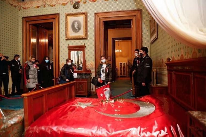 Büyük Önder Atatürk'ü anıyoruz... Saat 9'u 5 geçe hayat durdu!