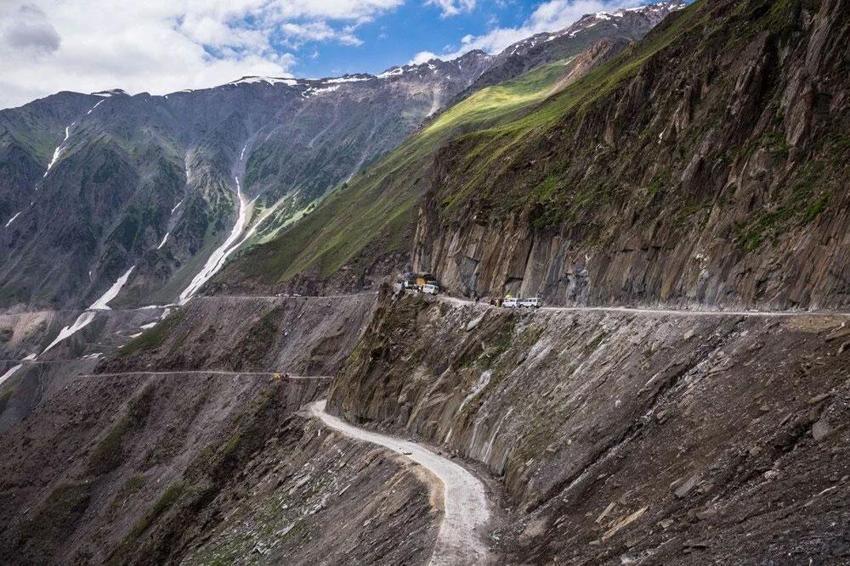 Yer çekimine meydan okuyorlar! İşte ürkütücü güzellikleriyle dünyanın en tehlikeli yerleri...
