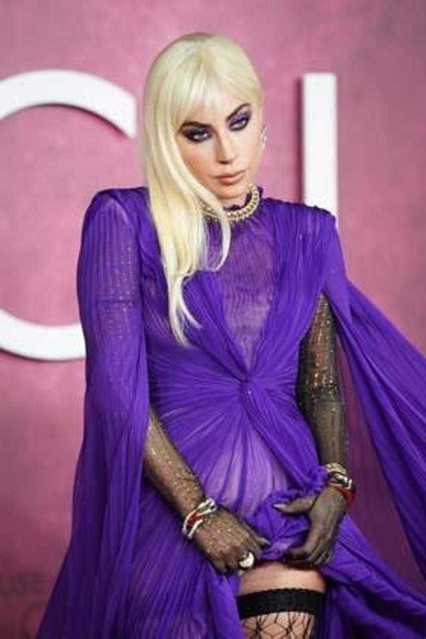 Lady Gaga gala gecesine kıyafetiyle damga vurdu!