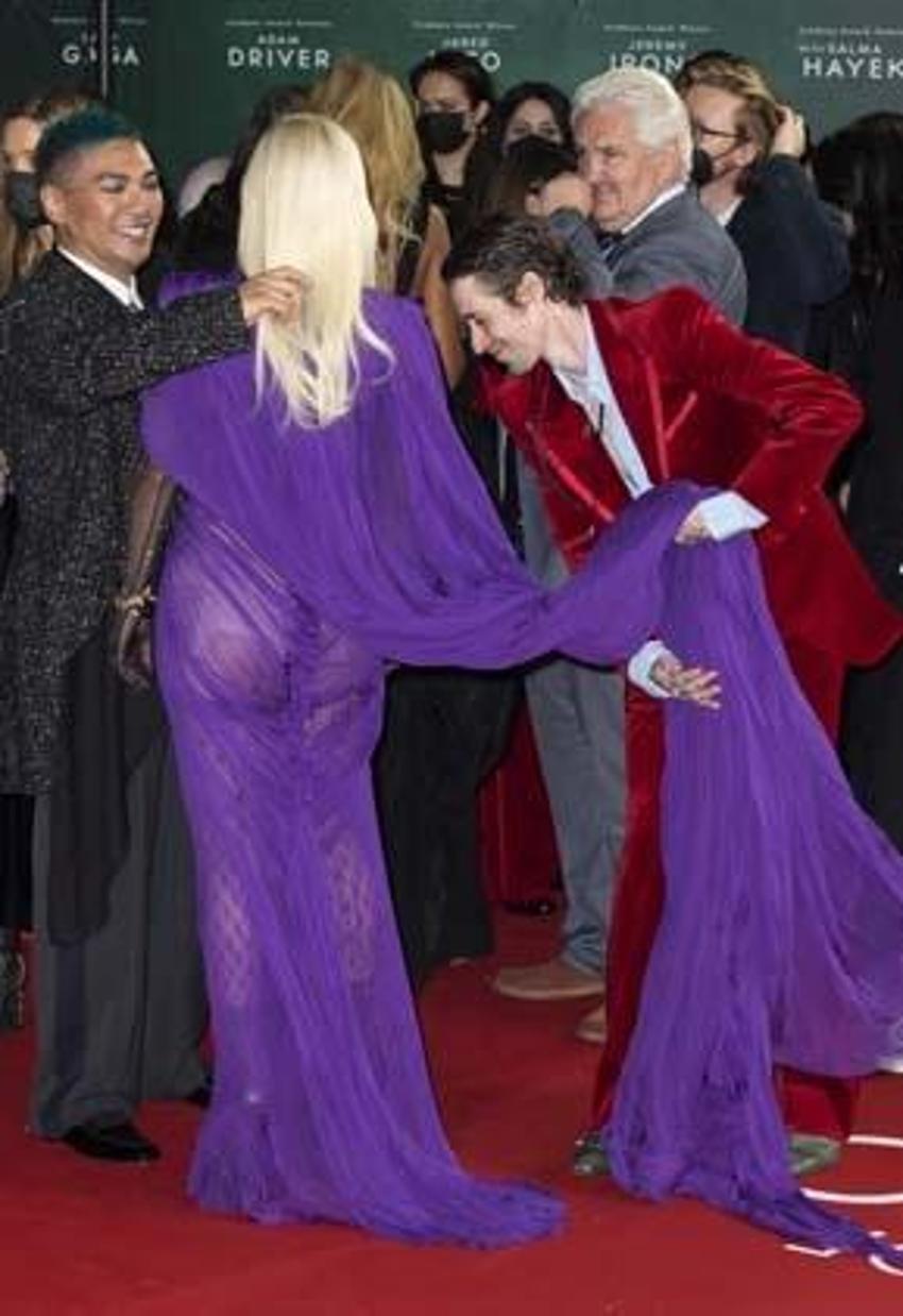 Lady Gaga gala gecesine kıyafetiyle damga vurdu!