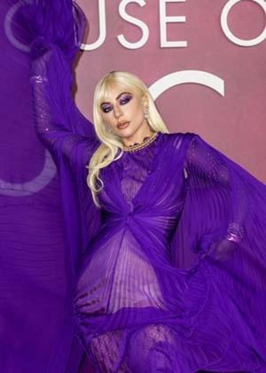 Lady Gaga gala gecesine kıyafetiyle damga vurdu!