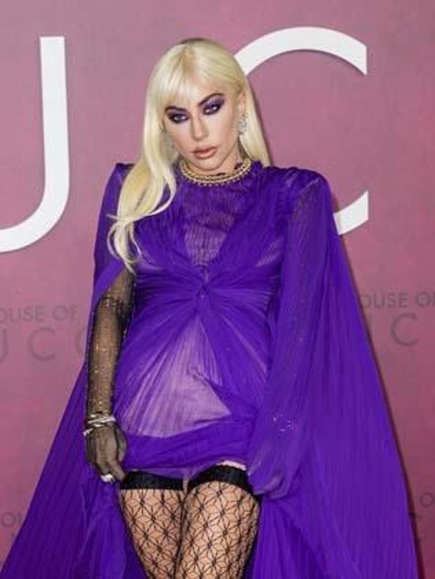 Lady Gaga gala gecesine kıyafetiyle damga vurdu!