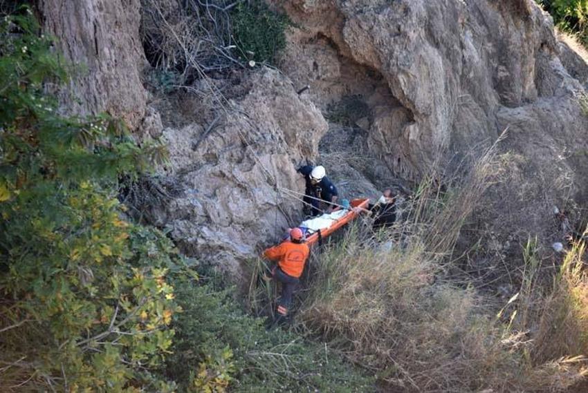 Temizlik işçisi takdir topladı! Kadının kurtarılmasına yardım etti, başından hiç ayrılmadı