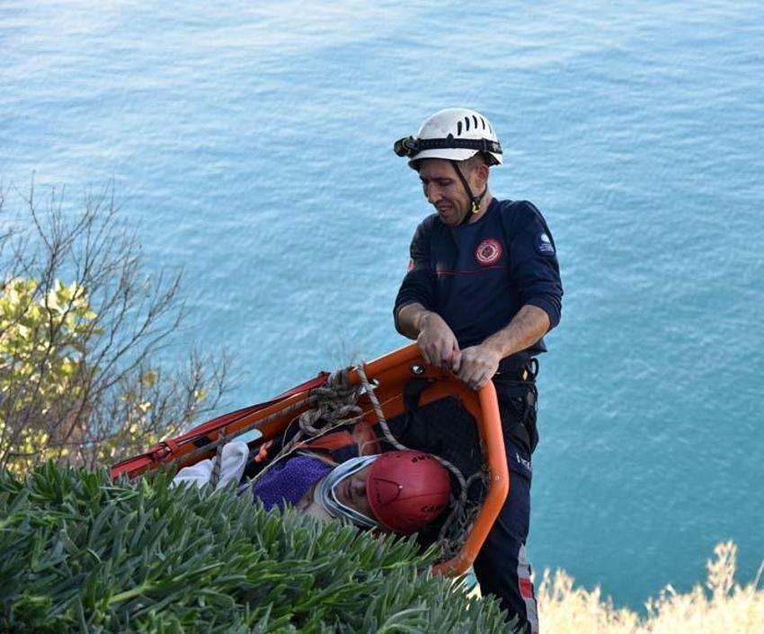 Temizlik işçisi takdir topladı! Kadının kurtarılmasına yardım etti, başından hiç ayrılmadı