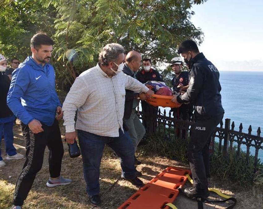 Temizlik işçisi takdir topladı! Kadının kurtarılmasına yardım etti, başından hiç ayrılmadı