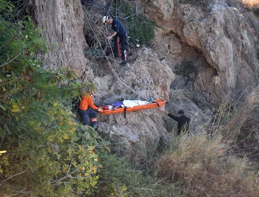 Temizlik işçisi takdir topladı! Kadının kurtarılmasına yardım etti, başından hiç ayrılmadı