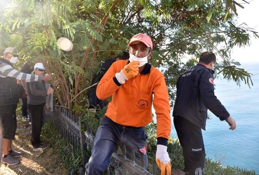 Temizlik işçisi takdir topladı! Kadının kurtarılmasına yardım etti, başından hiç ayrılmadı