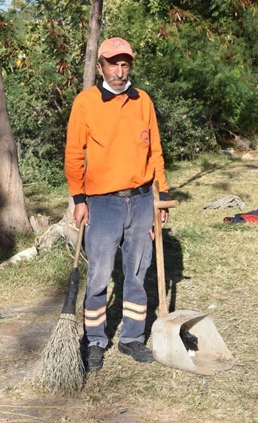 Temizlik işçisi takdir topladı! Kadının kurtarılmasına yardım etti, başından hiç ayrılmadı