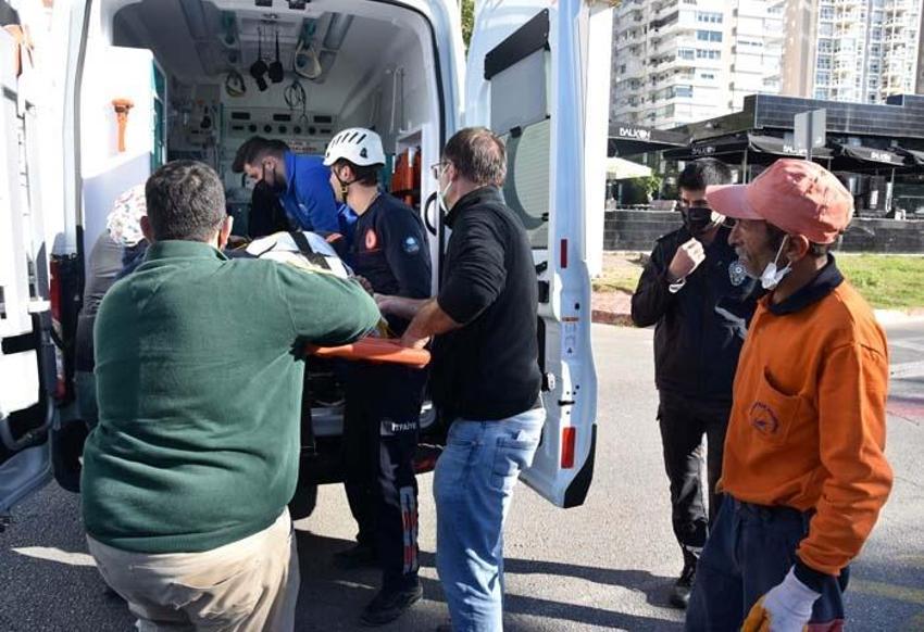 Temizlik işçisi takdir topladı! Kadının kurtarılmasına yardım etti, başından hiç ayrılmadı