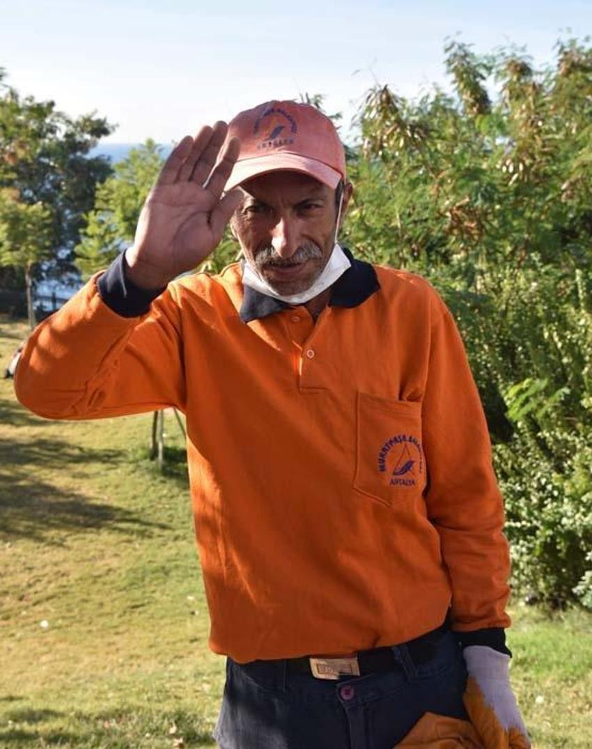 Temizlik işçisi takdir topladı! Kadının kurtarılmasına yardım etti, başından hiç ayrılmadı