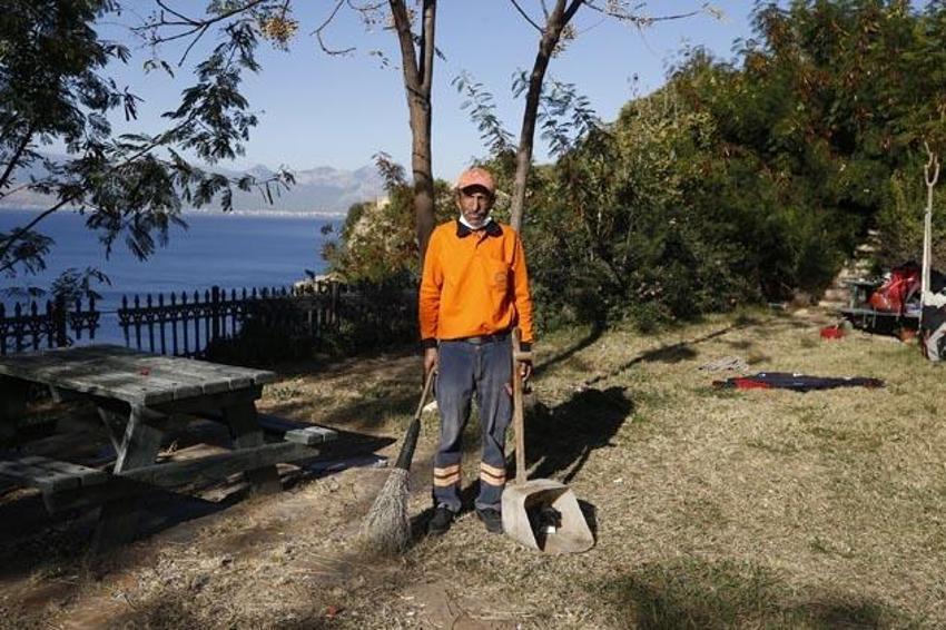 Temizlik işçisi takdir topladı! Kadının kurtarılmasına yardım etti, başından hiç ayrılmadı