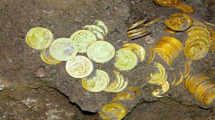 Dünyanın en büyük hazinelerinden biri bulundu! 131 altın sikke ve...