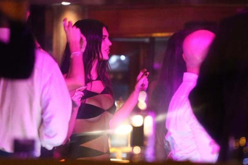 Kendall Jenner cesur kıyafetiyle dikkat çekti!
