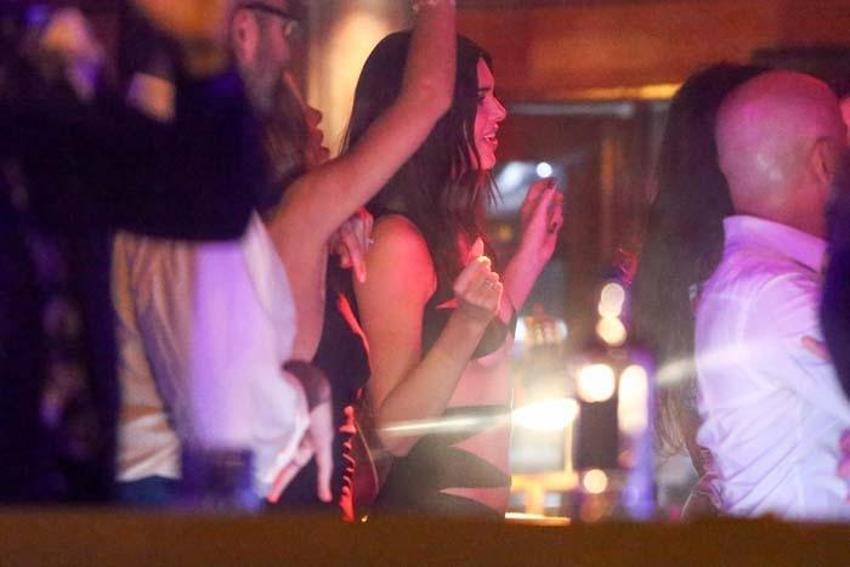 Kendall Jenner cesur kıyafetiyle dikkat çekti!