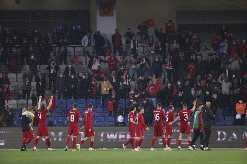 Kuntz'a değil Şenol Güneş'e çattı! Burak Yılmaz, Kerem Aktürkoğlu, Halil Dervişoğlu, Rıdvan Yılmaz şov yaptı, Türkiye 6 attı o 'Çayda boğulduk çayda' dedi!