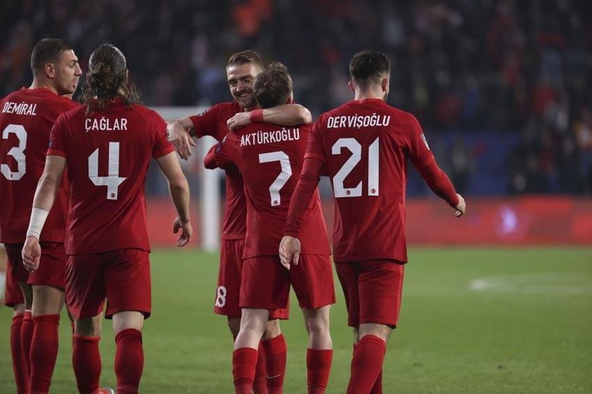 Kuntz'a değil Şenol Güneş'e çattı! Burak Yılmaz, Kerem Aktürkoğlu, Halil Dervişoğlu, Rıdvan Yılmaz şov yaptı, Türkiye 6 attı o 'Çayda boğulduk çayda' dedi!