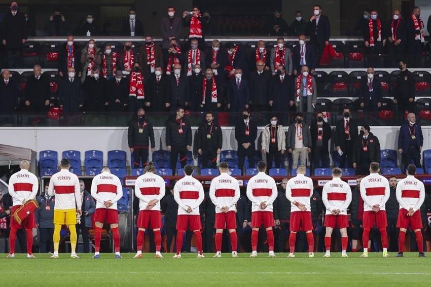Kuntz'a değil Şenol Güneş'e çattı! Burak Yılmaz, Kerem Aktürkoğlu, Halil Dervişoğlu, Rıdvan Yılmaz şov yaptı, Türkiye 6 attı o 'Çayda boğulduk çayda' dedi!