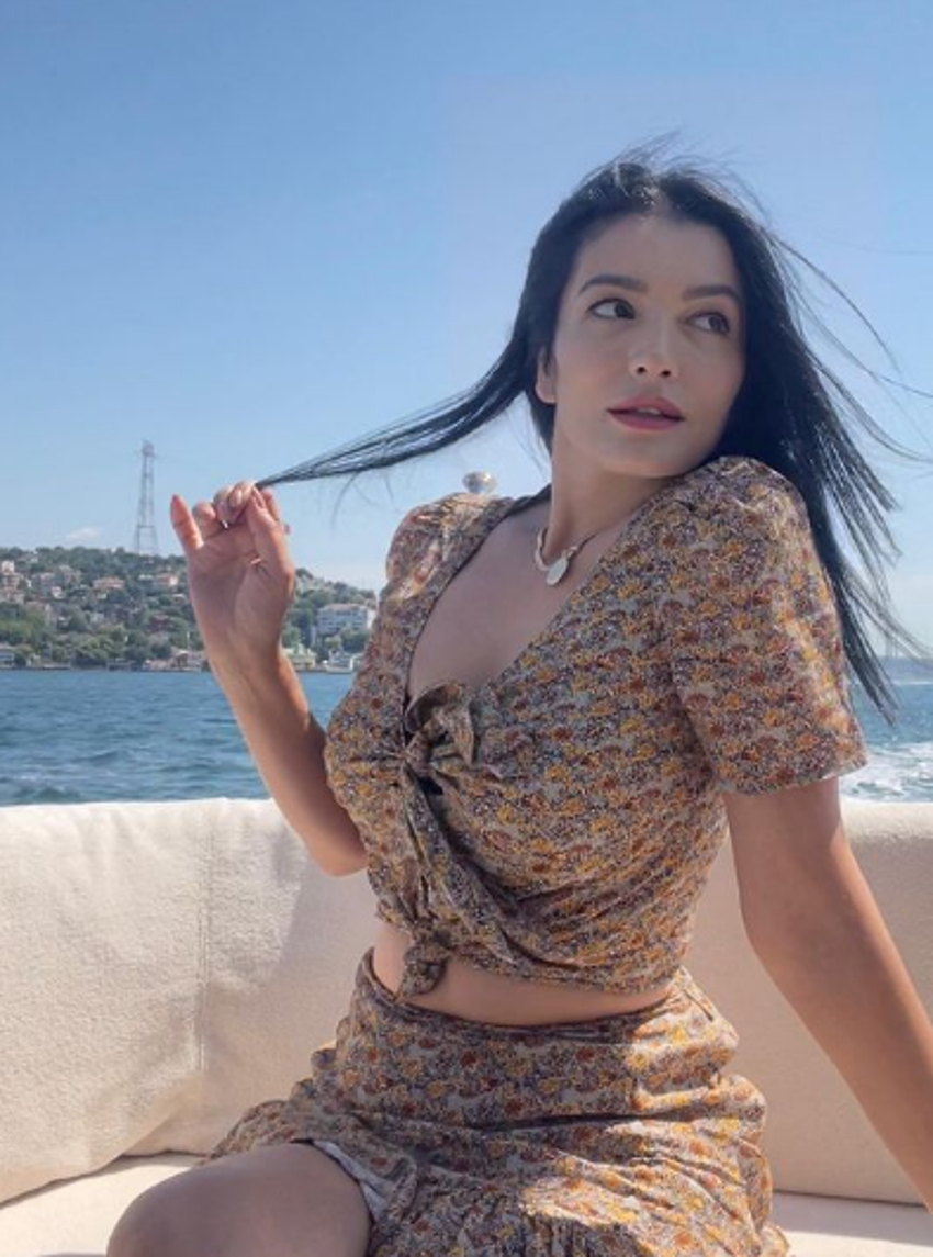 Havva Öztel kızlarıyla Dubai'ye gitti! Kızlarının önüne geçti...