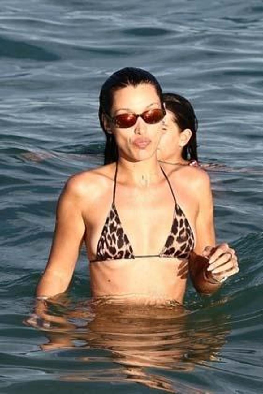 Bella Hadid hayata döndü! Plajda görüntülendi...