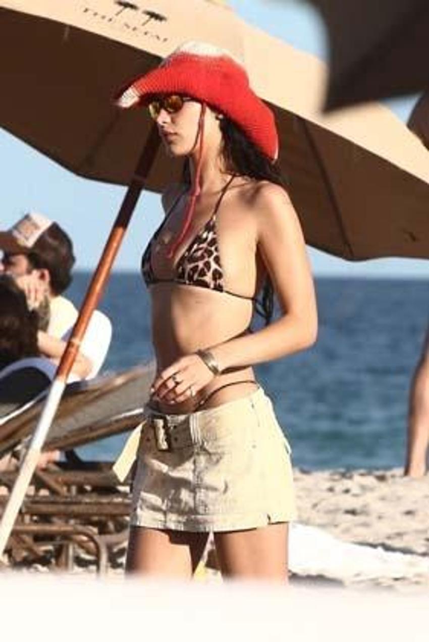 Bella Hadid hayata döndü! Plajda görüntülendi...