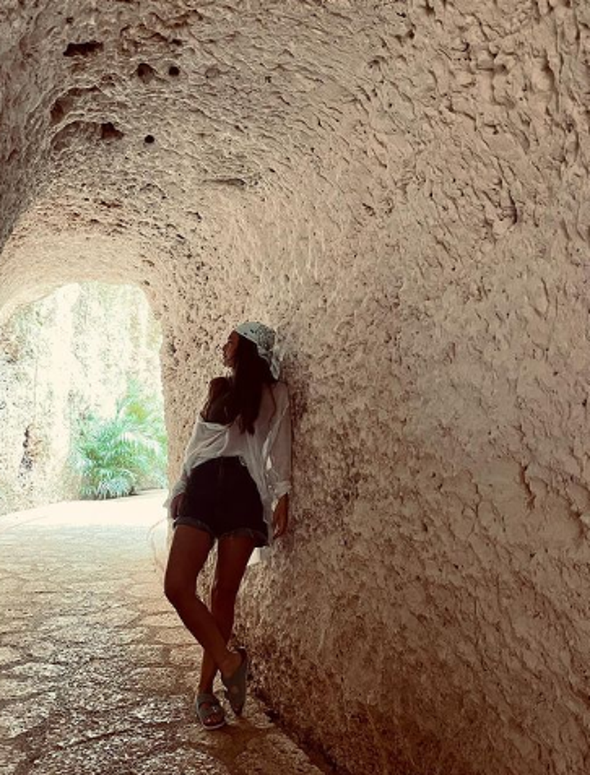 Aslı Enver'in tatil pozlarına beğeni yağdı!