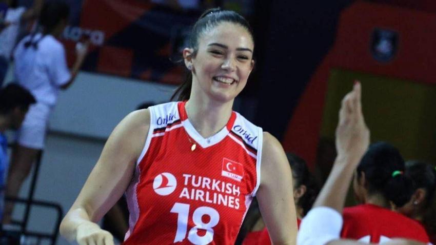 Ünlü voleybolcu Zehra Güneş pozlarıyla sosyal medyayı salladı! 'Böbreklerini üşüteceksin'