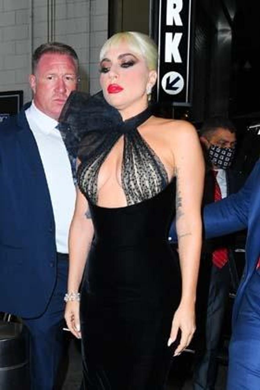 Lady Gaga gündemden düşmüyor! Transparan elbisesiyle...