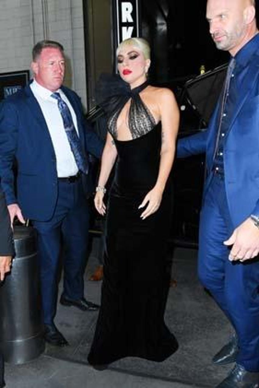 Lady Gaga gündemden düşmüyor! Transparan elbisesiyle...