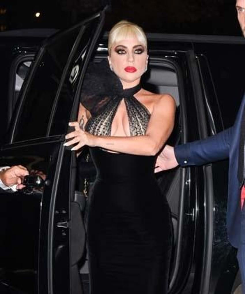 Lady Gaga gündemden düşmüyor! Transparan elbisesiyle...