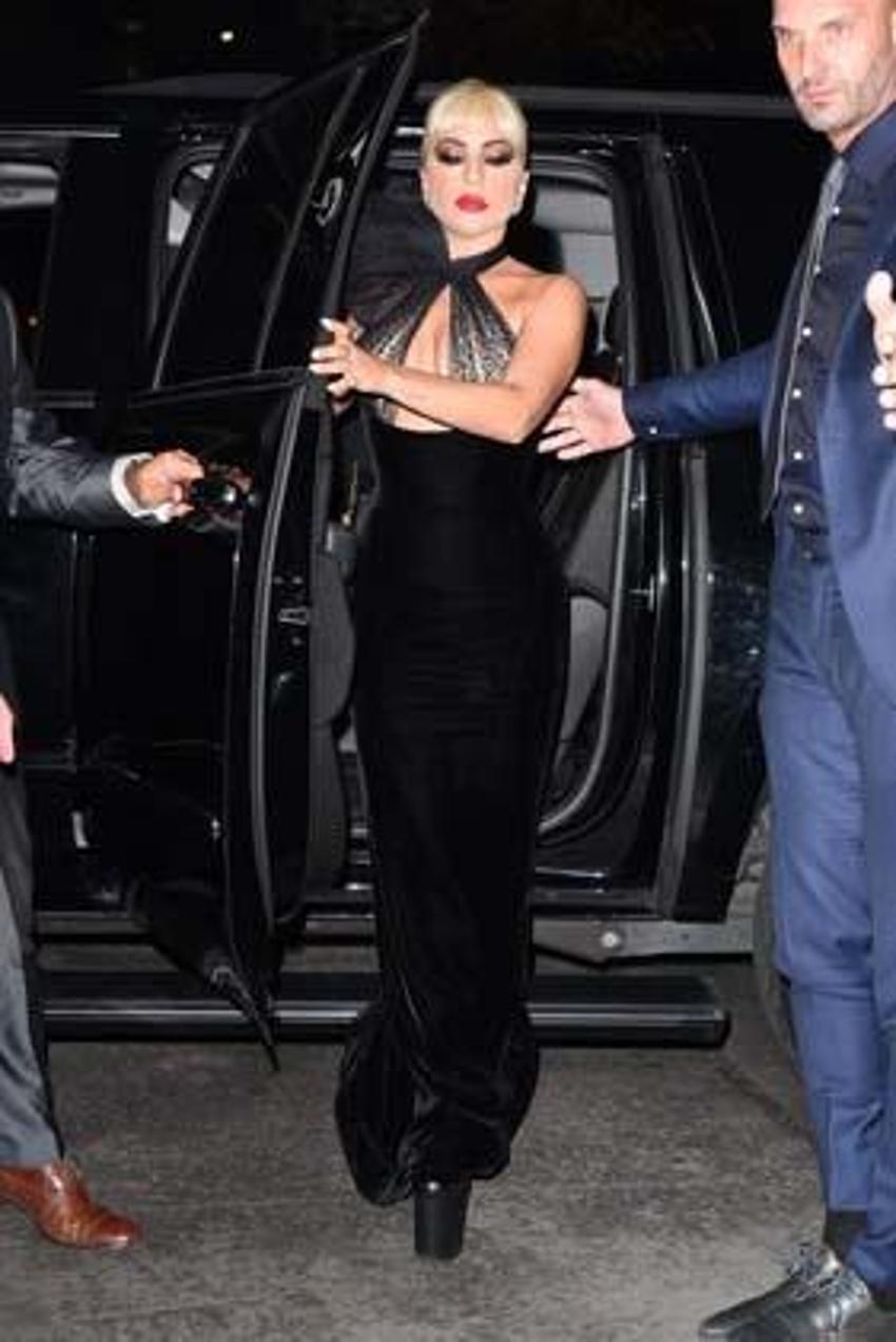 Lady Gaga gündemden düşmüyor! Transparan elbisesiyle...