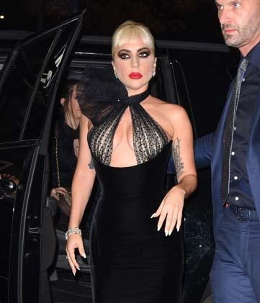 Lady Gaga gündemden düşmüyor! Transparan elbisesiyle...