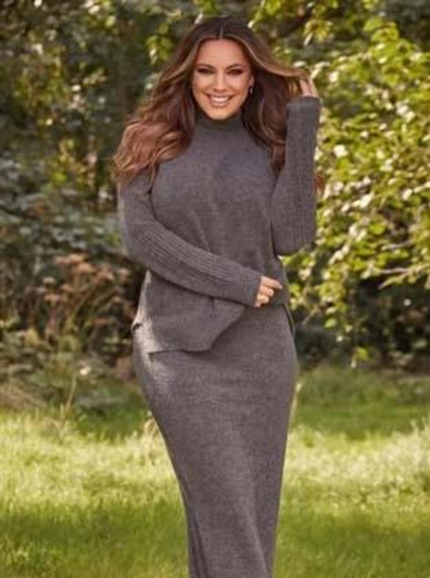 İngiliz model Kelly Brook'un aşk pozlarına beğeni yağıyor!