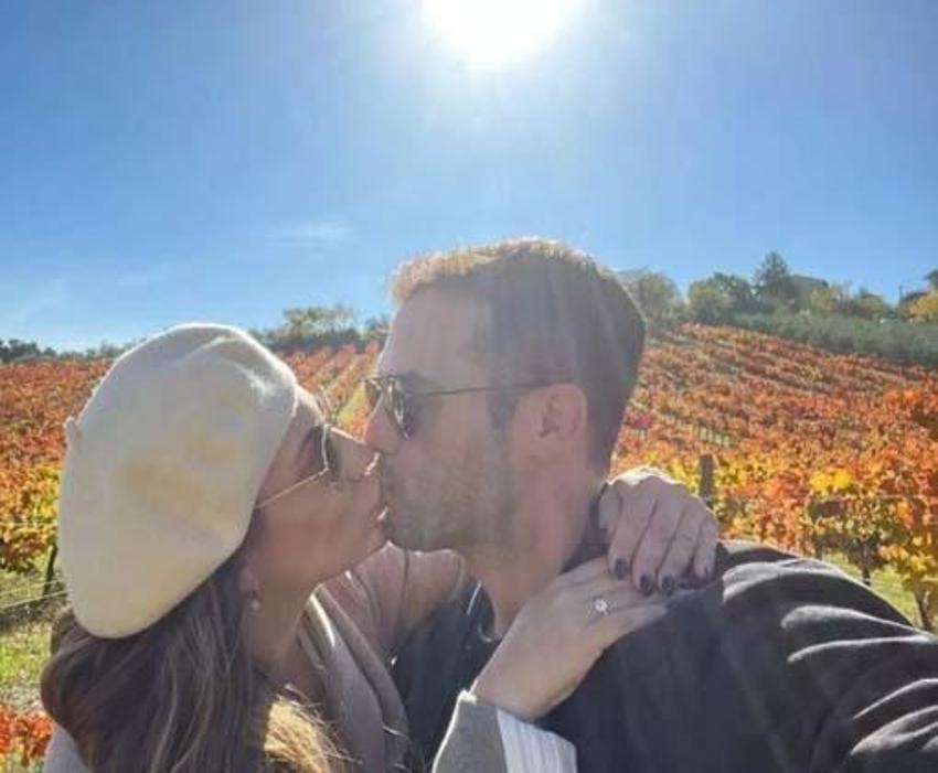 İngiliz model Kelly Brook'un aşk pozlarına beğeni yağıyor!