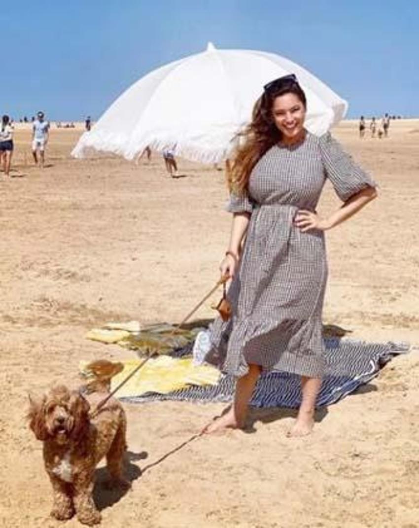 İngiliz model Kelly Brook'un aşk pozlarına beğeni yağıyor!
