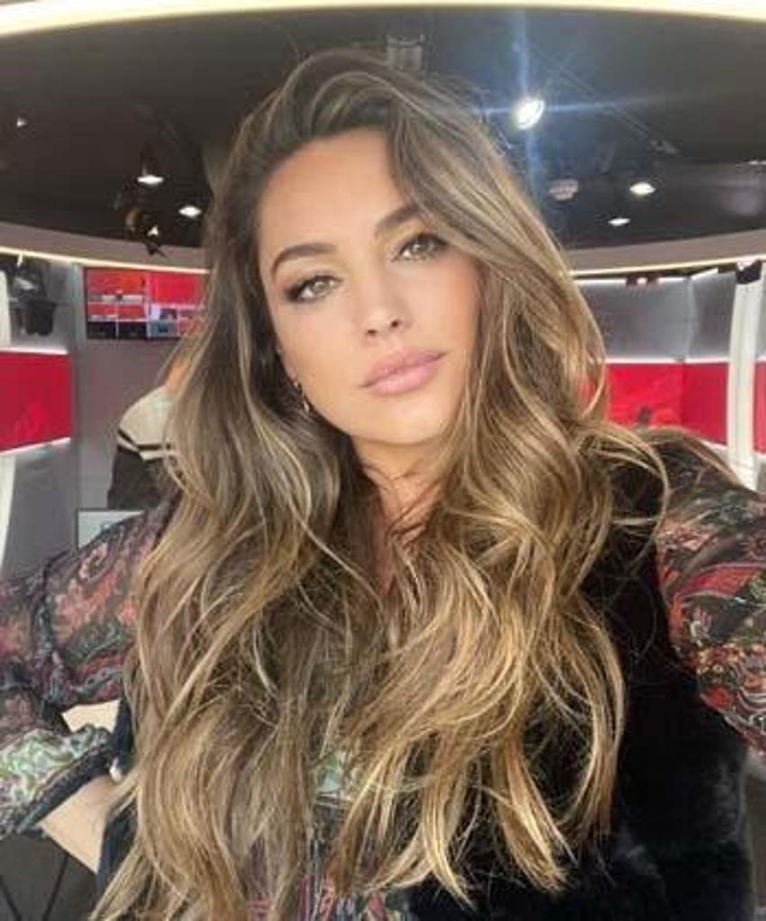 İngiliz model Kelly Brook'un aşk pozlarına beğeni yağıyor!