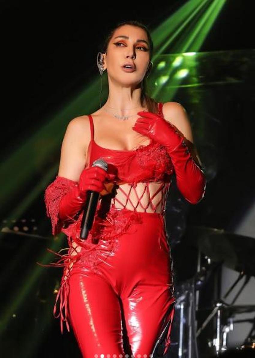 Hande Yener sahnede rüzgar gibi esti! 'Sana kırmızı çok yakışıyor'