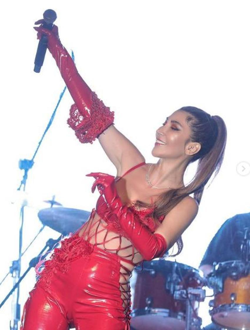 Hande Yener sahnede rüzgar gibi esti! 'Sana kırmızı çok yakışıyor'