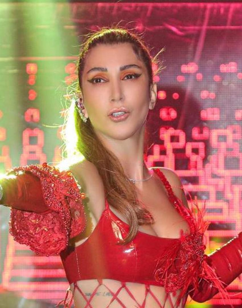Hande Yener sahnede rüzgar gibi esti! 'Sana kırmızı çok yakışıyor'